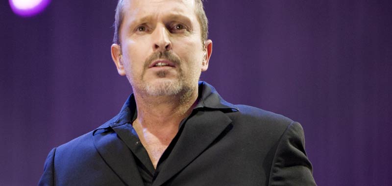 Bosè contro la dittatura sanitaria mentre Zalone invita a distanziarsi