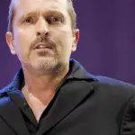 Bosè contro la dittatura sanitaria mentre Zalone invita a distanziarsi