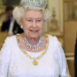 La regina Elisabetta va a cavallo post quarantena