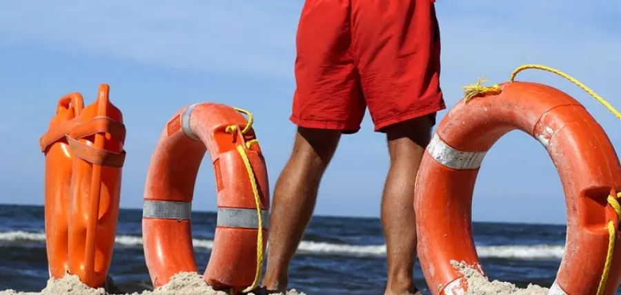 Mare, vietata la respirazione bocca a bocca per i bagnini