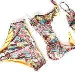 Il nuovo trikini ha la mascherina in coordinato