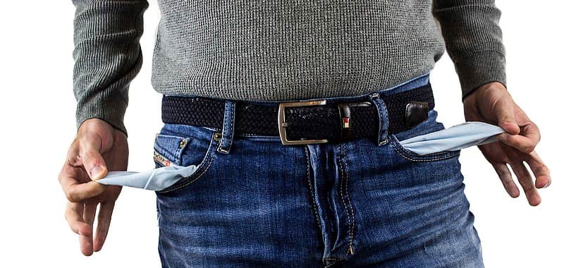 In Italia si sopravvive intaccando i risparmi