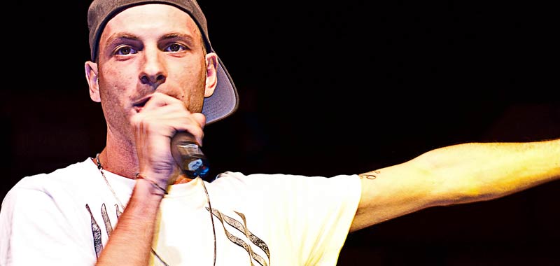 Clementino ha veramente lanciato cartine ad un concerto?
