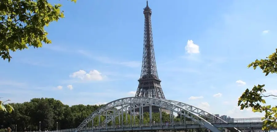 Parigi a fuoco durante le proteste contro Macron