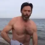 Hugh Jackman sfida il freddo con un tuffo a mare