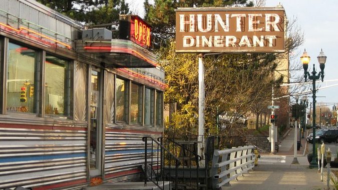 Ristoranti americani: cosa sono quelle lettere affisse sulla porta?