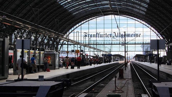 Francoforte, bimbo di 8 anni spinto sotto un treno