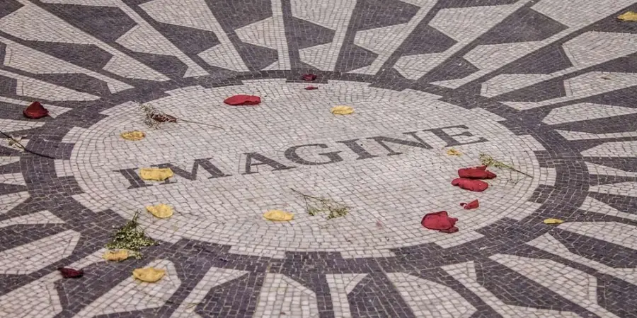 John Lennon ci manca, Yoko Ono rende omaggio