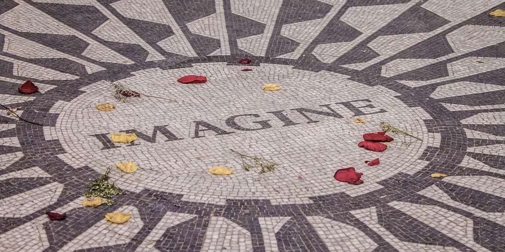 John Lennon ci manca, Yoko Ono rende omaggio