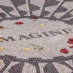 John Lennon ci manca, Yoko Ono rende omaggio