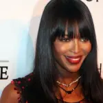 Naomi Campbell, il suo look nature affascina ugualmente