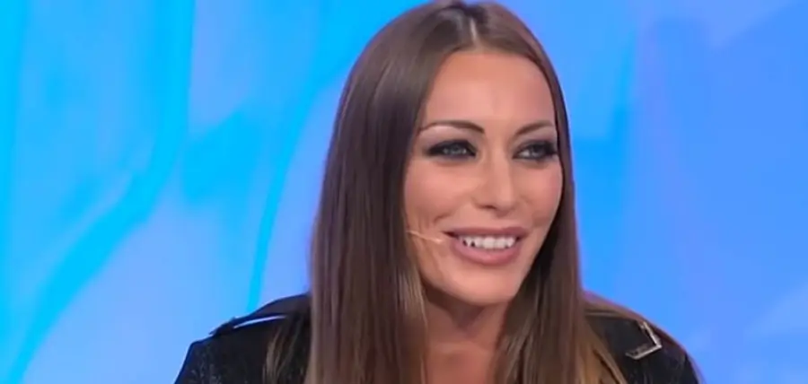 Karina Cascella difende la Caracciolo dall'odio delle haters: 