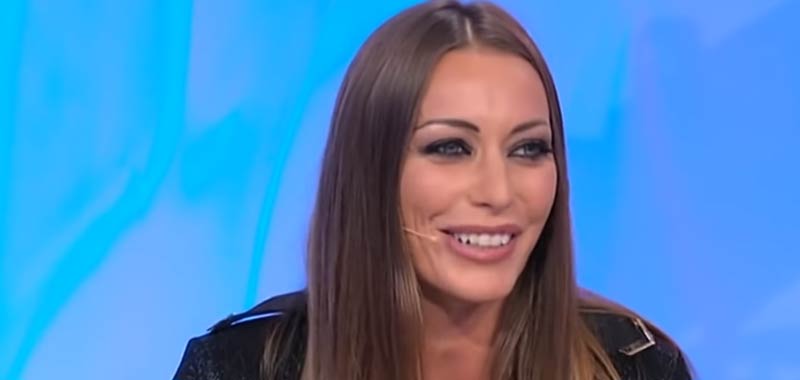 Karina Cascella difende la Caracciolo dall'odio delle haters: 