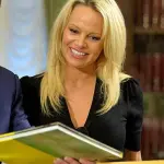 Pamela Anderson si schiera contro Salvini