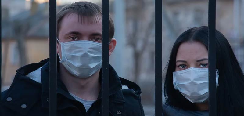 Covid-19, indossare mascherine non solo in presenza di altre persone