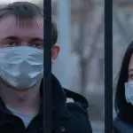 Covid-19, indossare mascherine non solo in presenza di altre persone