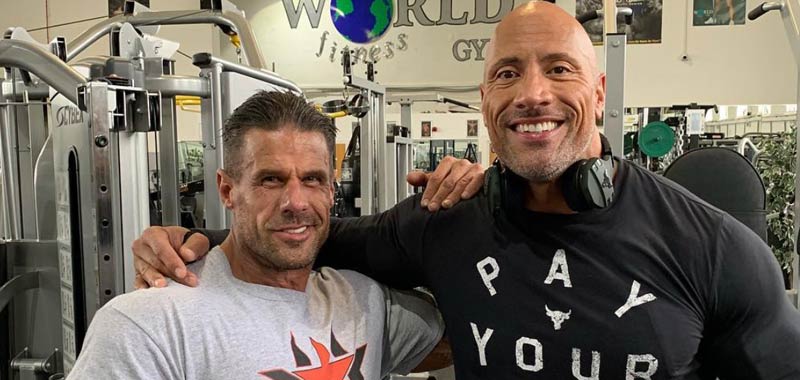 Dwayne Johnson, The Rock entra in una palestra a caso in Inghilterra