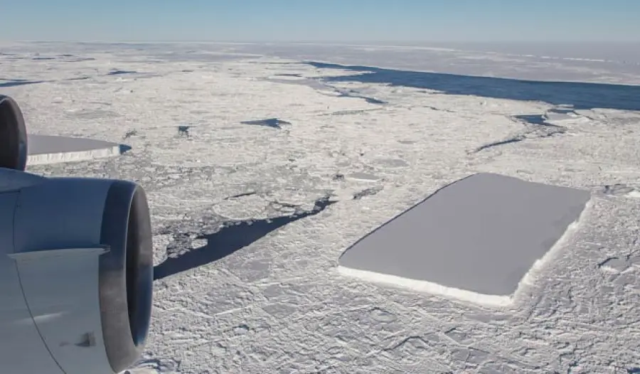 Quell'iceberg perfettamente rettangolare non è tanto perfetto