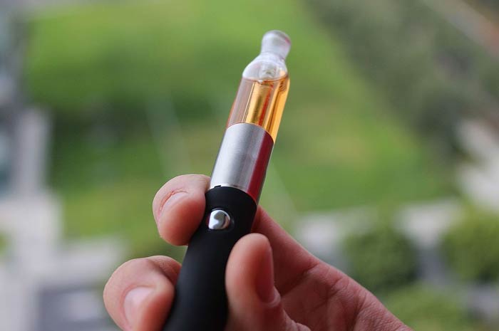 io svapo, tu svapi ma la sigaretta elettronica fa più danni della tradizionale?