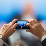 Smartphone, la luce blu che emanano fa male agli occhi