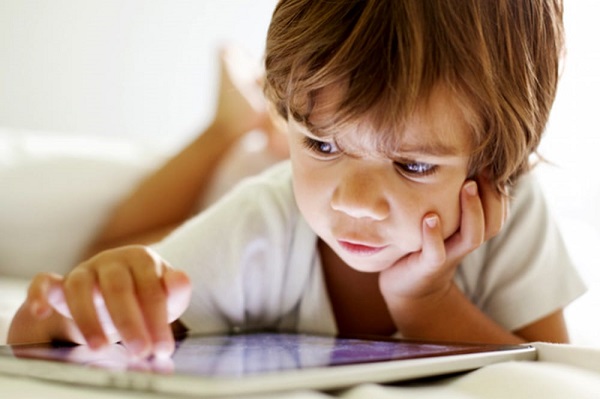 Bambini a rischio insonnia se usano smartphone e tablet
