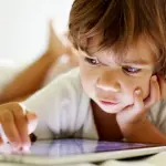 Bambini a rischio insonnia se usano smartphone e tablet