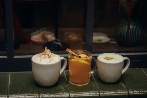 Bevande calde: benefici, ritualità e consumo quotidiano