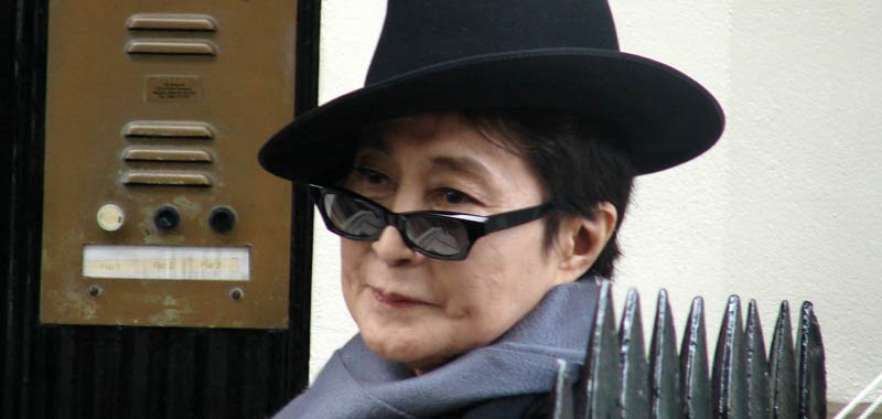Yoko Ono contro l'ex assistente di John Lennon