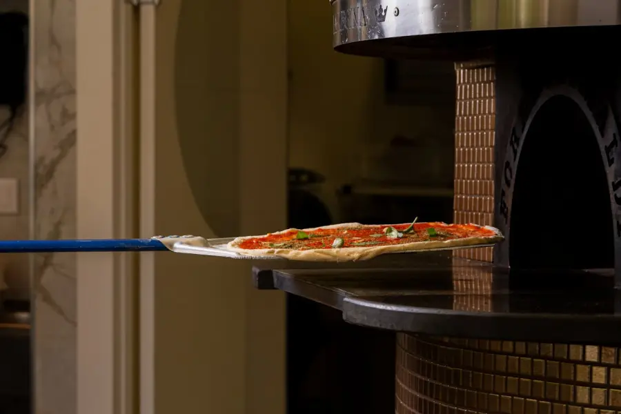 Restyling di pizzerie e bistrot: materiali, tempi rapidi e identità visiva
