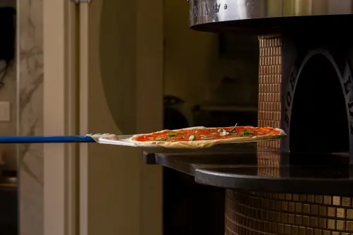 Restyling di pizzerie e bistrot: materiali, tempi rapidi e identità visiva