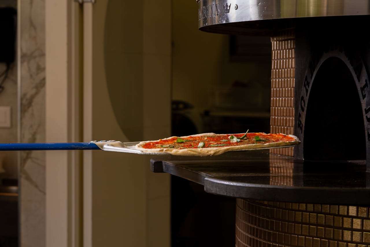 Restyling di pizzerie e bistrot: materiali, tempi rapidi e identità visiva
