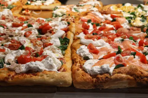 Pizza in teglia romana: croccante sotto, soffice dentro