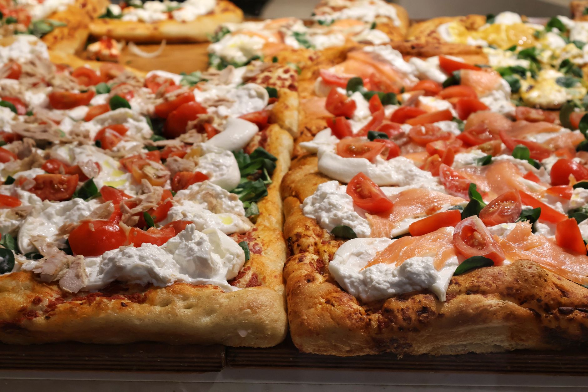 Pizza in teglia romana: croccante sotto, soffice dentro