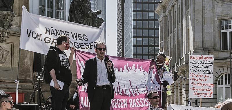 Germania, migliaia di negazionisti in piazza a protestare