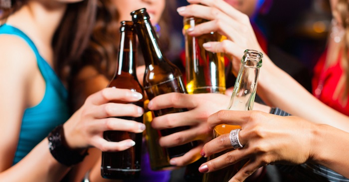 Alcol cresce il consumo tra i giovani e nei weekend