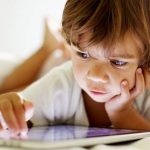 Bambini a rischio insonnia se usano smartphone e tablet