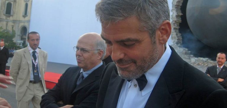 Halloween, George Clooney ammette stavo a casa a cambiare pannolini