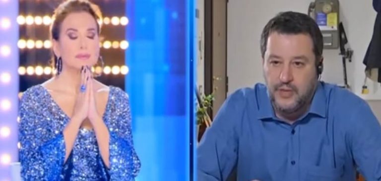 Matteo Salvini prega in diretta nazionale a Live-Non e la DUrso
