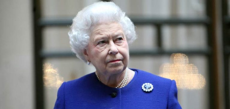 Anche la Regina Elisabetta deve fare i conti con la crisi economica