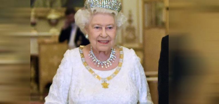 La regina Elisabetta va a cavallo post quarantena