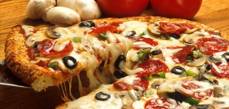 Pizza fatta in casa facile tramite gli ingredienti sui volantini